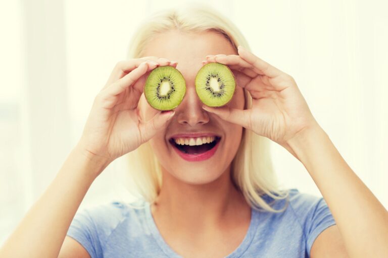 Femme souriante qui joue
