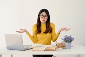 Femme qui doute et se pose des questions