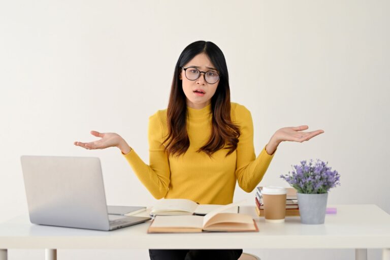 Femme qui doute et se pose des questions