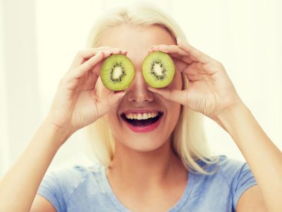 Femme souriante qui joue