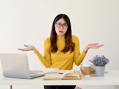 Femme qui doute et se pose des questions