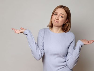 Femme qui fait beaucoup d'efforts et s'interroge