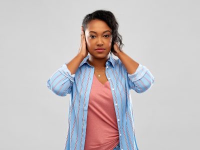 Femme qui veut faire taire sa voix intérieure critique